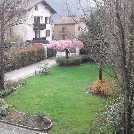 Donatella Nyaraló *